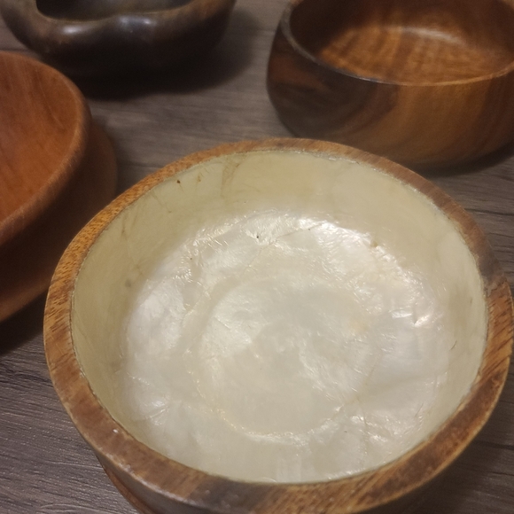 Assorted medium size wooden bowls - Picture 2 of 6